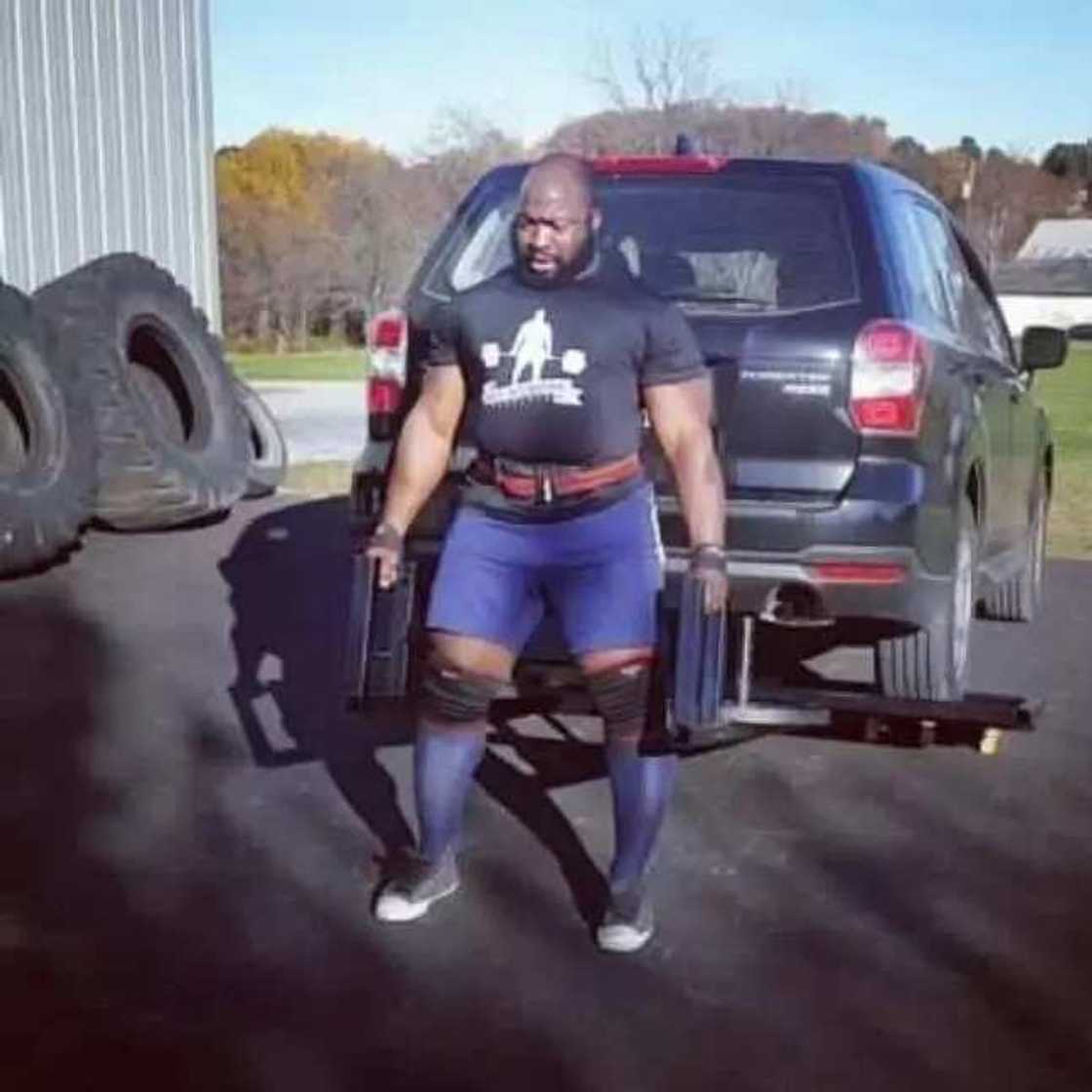 Meet 'Olu Heavy' Nigeria's strongest man