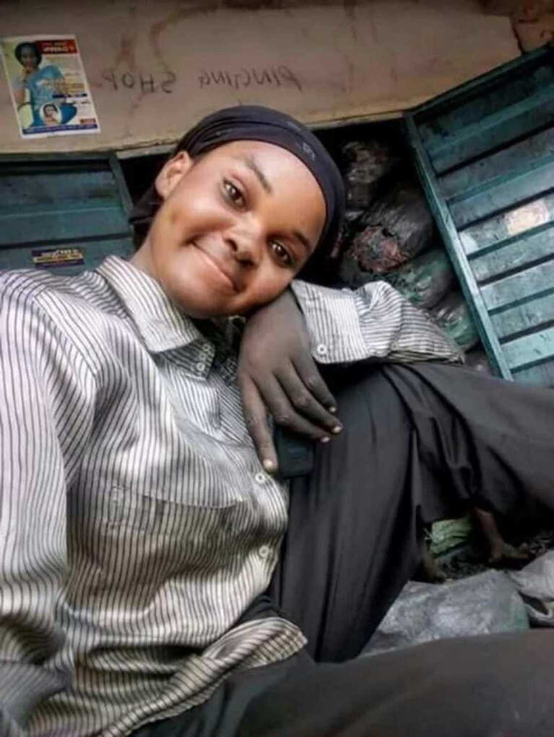 Hotunan kyaukkyawar yarinya mai kwalin digiri ta kama sana'ar sayarda gawayi - Bude kusha kallo Hotunan kyaukkyawar yarinya mai kwalin digiri ta kama sana'ar sayarda gawayi - Bude kusha kallo