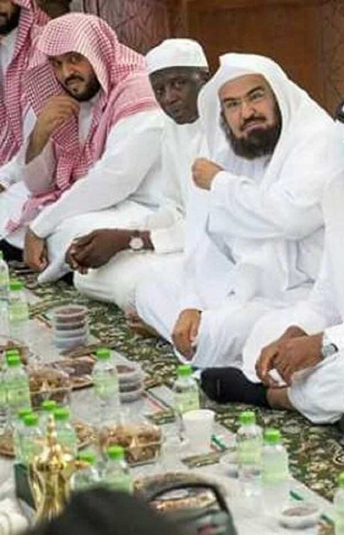 Bafarawa ya yi bude baki da Sheik Sudais (hotuna) Bafarawa ya yi bude baki da Sheik Sudais (hotuna)