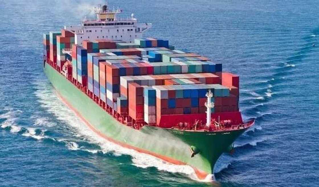 Karancin mai: Manyan jirage 36 makare da mai sun iso tashar jirgin ruwan Legas Karancin mai: Manyan jirage 36 makare da mai sun iso tashar jirgin ruwan Legas