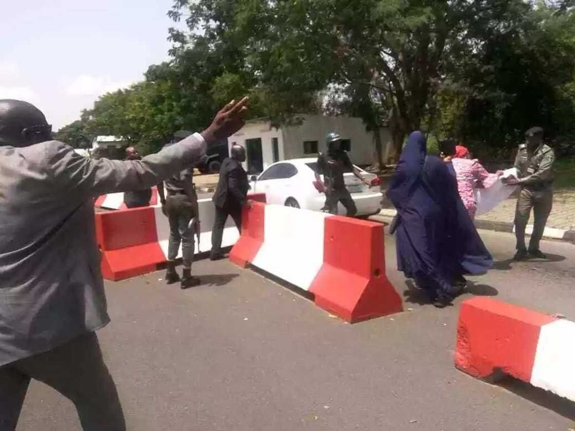 Oby Ezekwesili begins solo march to Villa over killing in Nigeria (photos) Oby Ezekwesili begins solo march to Villa over killing in Nigeria (photos)