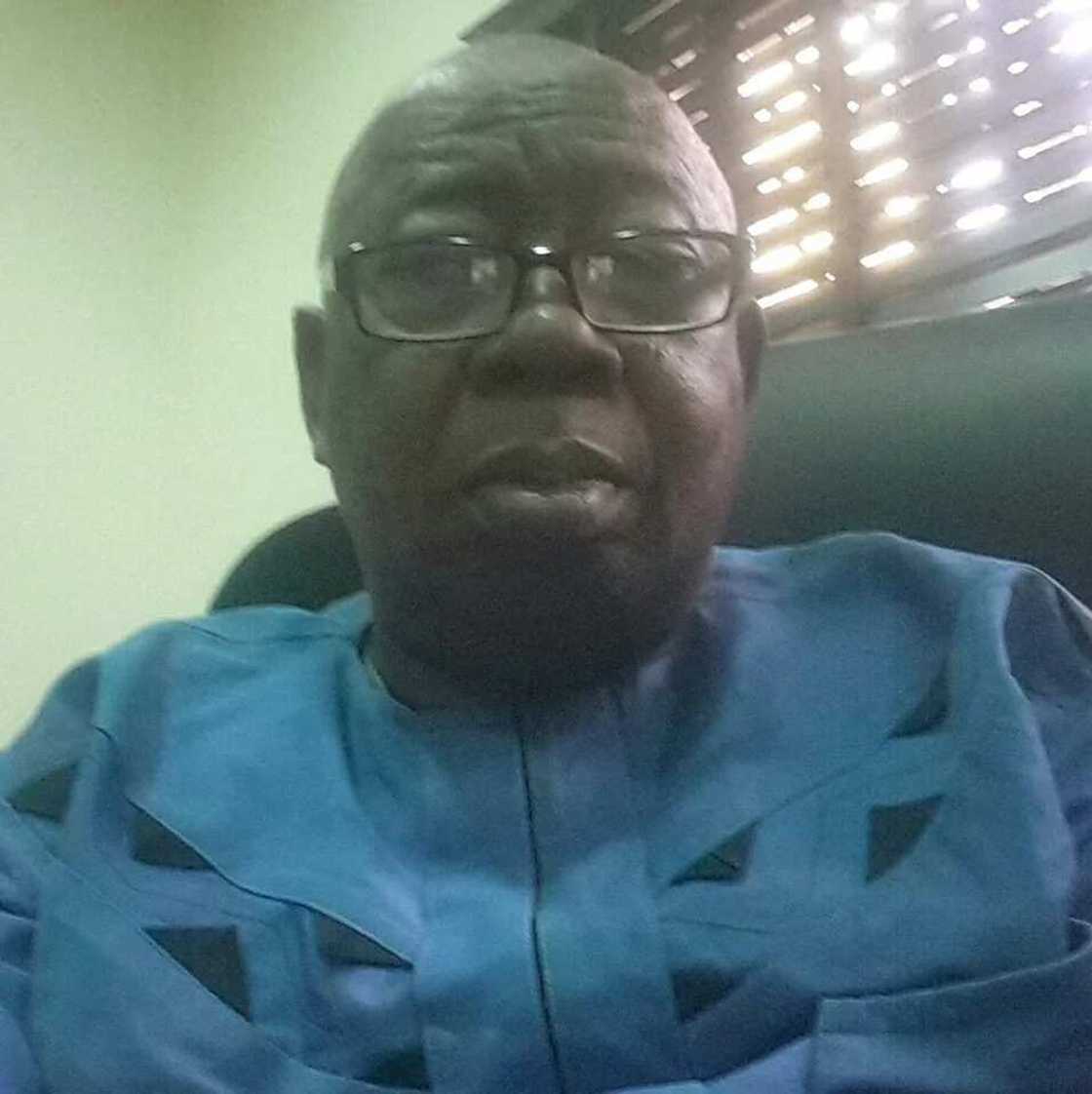 Nigerian man claims people in his village fetch water in baskets (photo) Nigerian man claims people in his village fetch water in baskets (photo)