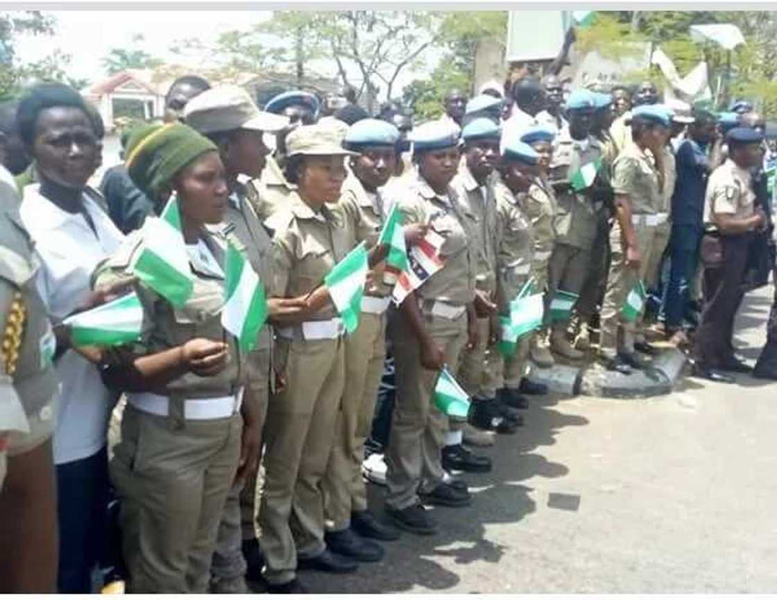 Jirwaye mai kamar wanka: Duba hotunan tarbar da 'yan Peace corps su ka yiwa Buhari a Benuwe