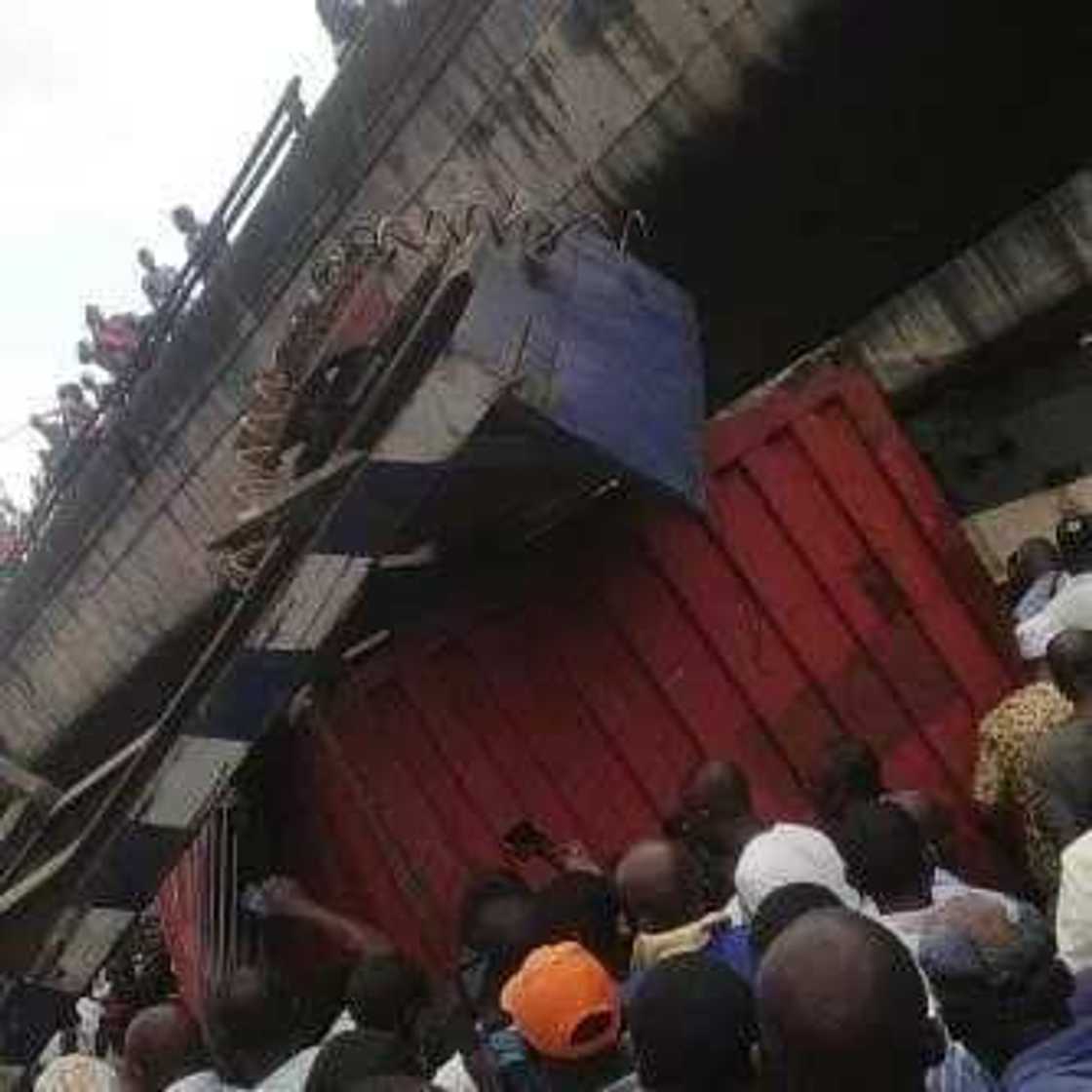 PHOTOS: Trailer Skids On Ojuelegba Bridge, Lands On Cars PHOTOS: Trailer Skids On Ojuelegba Bridge, Lands On Cars