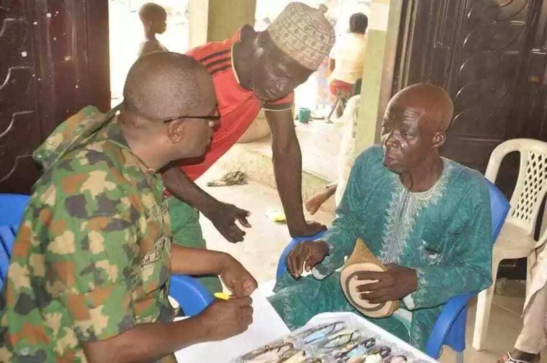 Sojin Saman Najeriya sun fara aikin duba marasa lafiya na kwanki 3 a sansanin 'yan gudun hijira na Benuwai Sojin Saman Najeriya sun fara aikin duba marasa lafiya na kwanki 3 a sansanin 'yan gudun hijira na Benuwai