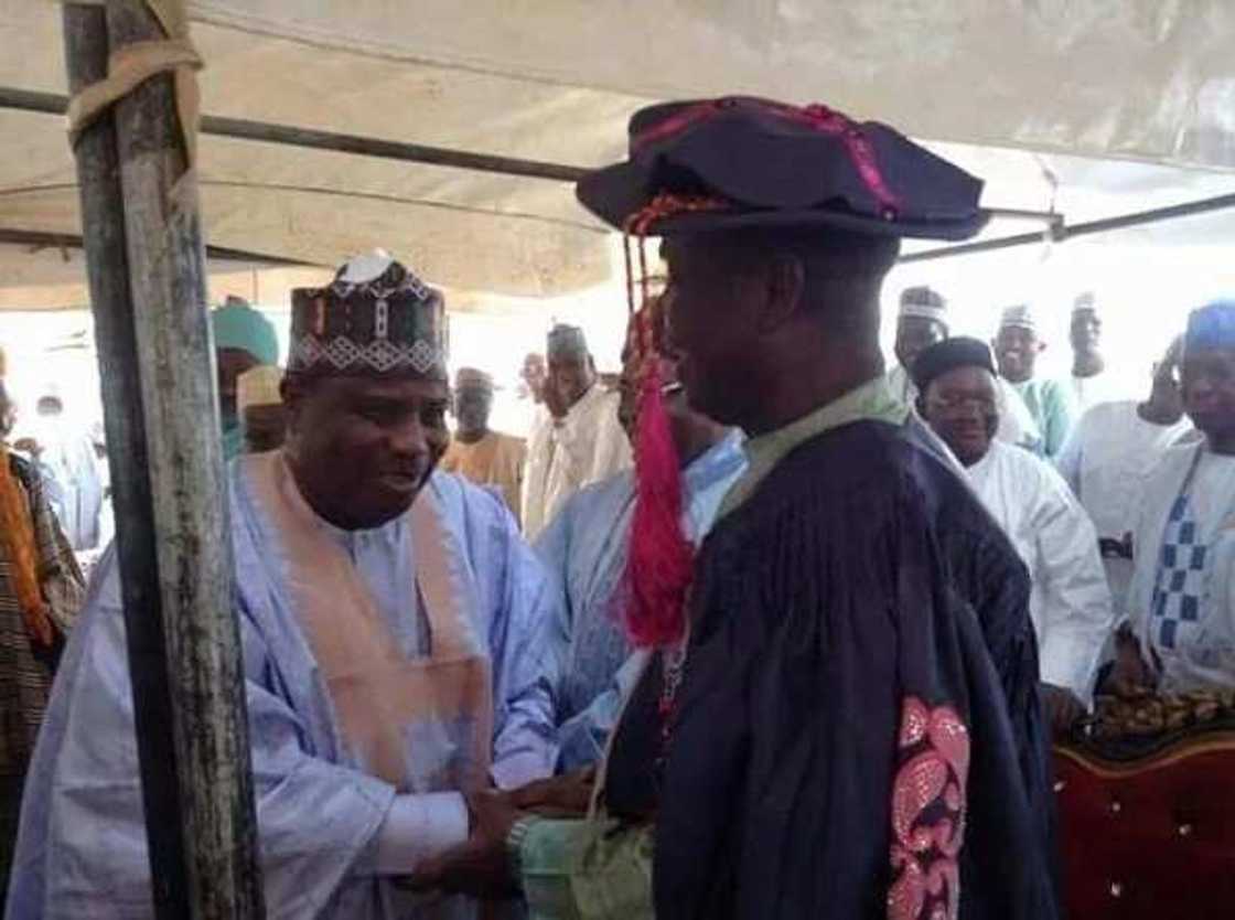 An karrama gwamnan Sokoto da lambar girmamawa ta fannin kimiyyar siyasa (Hotuna) An karrama gwamnan Sokoto da lambar girmamawa ta fannin kimiyyar siyasa (Hotuna)