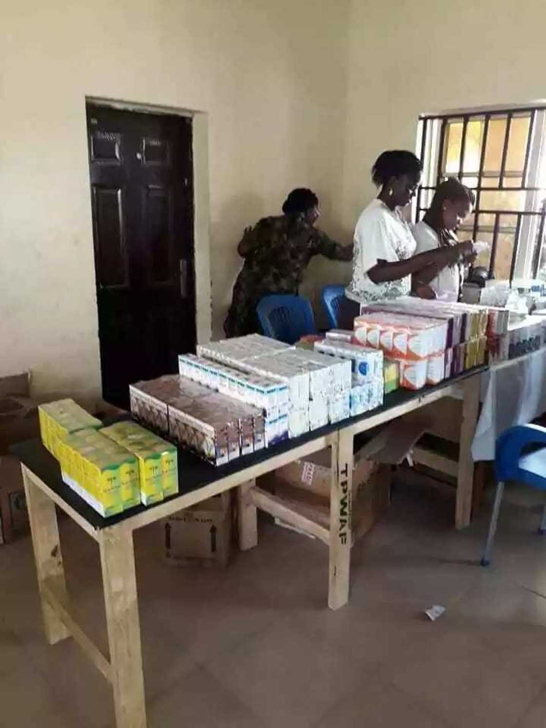 Sojin Saman Najeriya sun fara aikin duba marasa lafiya na kwanki 3 a sansanin 'yan gudun hijira na Benuwai Sojin Saman Najeriya sun fara aikin duba marasa lafiya na kwanki 3 a sansanin 'yan gudun hijira na Benuwai