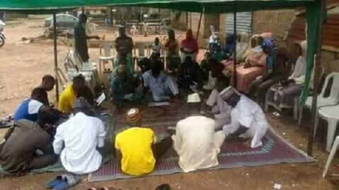 Magoya bayan Saraki sun yiwa Buhari da IGP ruwan Alkunut (hotuna) Magoya bayan Saraki sun yiwa Buhari da IGP ruwan Alkunut (hotuna)