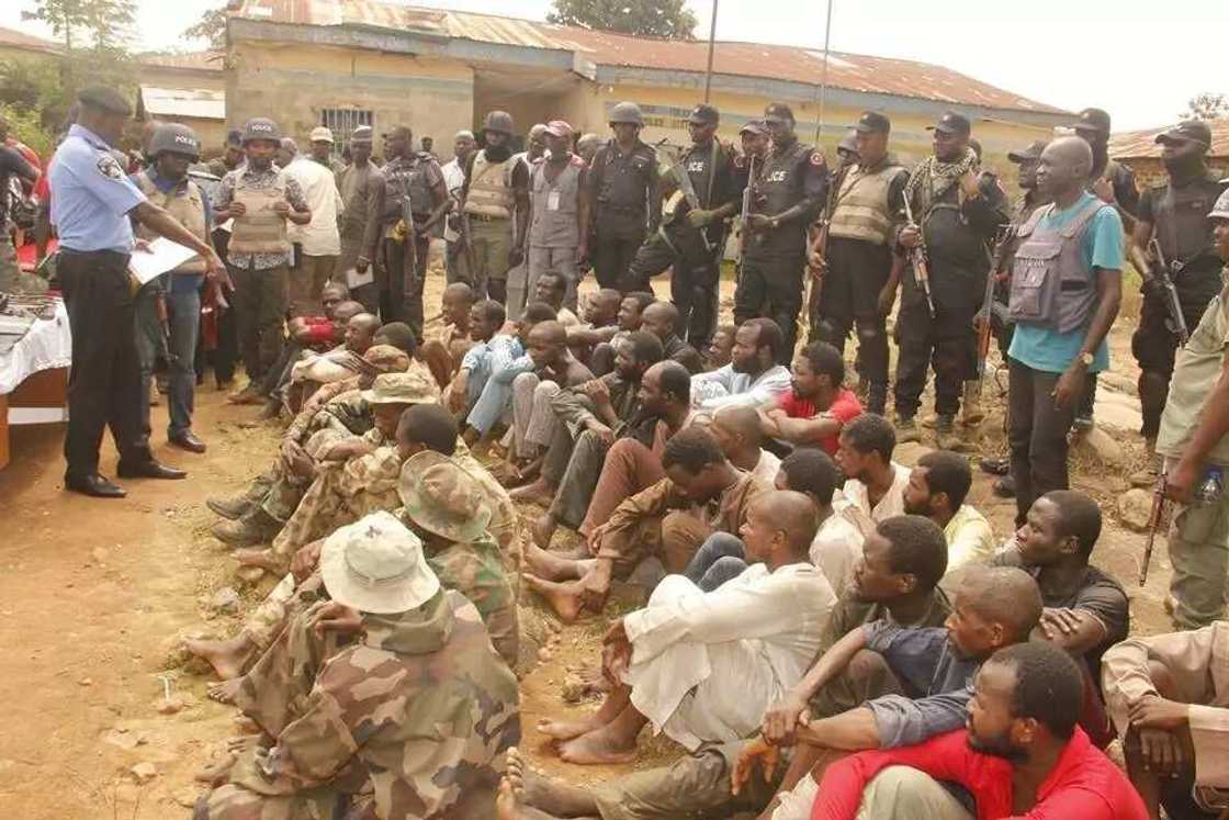 Labari Cikin Hotuna: Jami'an 'Yan sanda sun cafke masu garkuwa da mutane da 'yan fashi da makami Labari Cikin Hotuna: Jami'an 'Yan sanda sun cafke masu garkuwa da mutane da 'yan fashi da makami