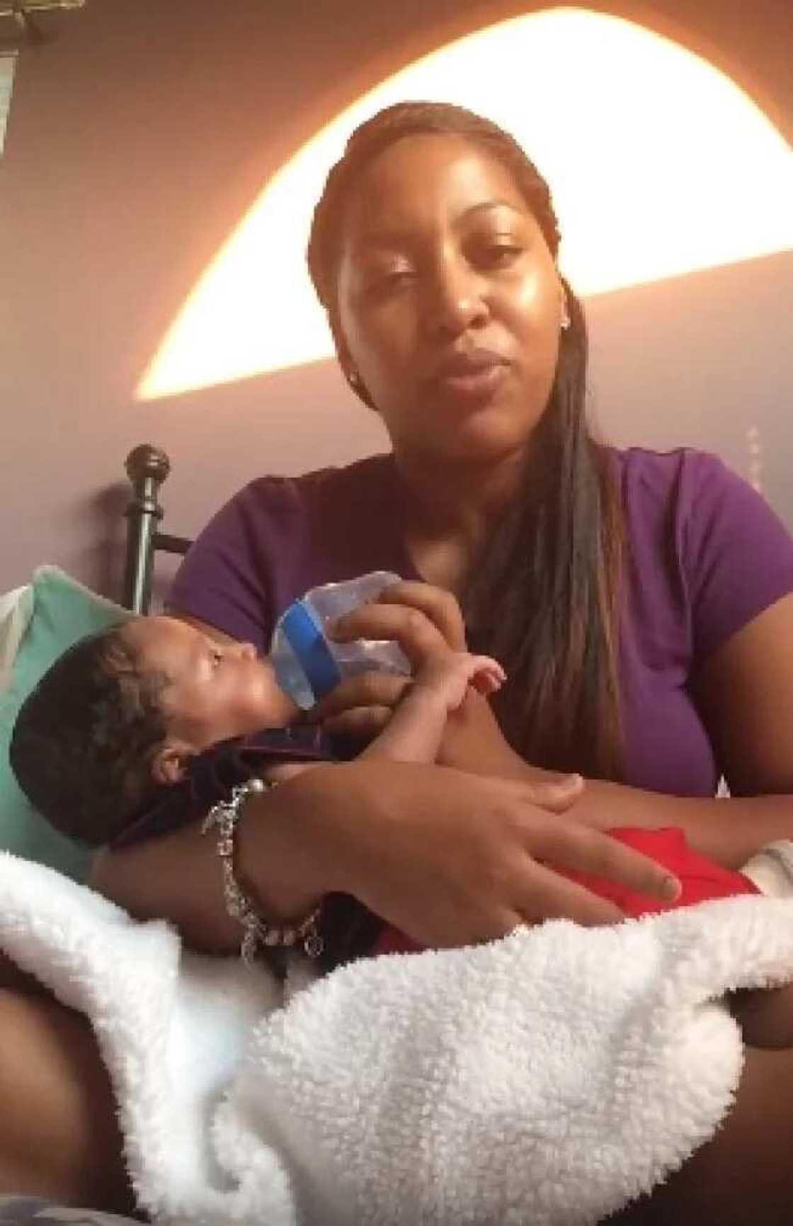 Wata uwa mai shayarwa tana yin waka Wata uwa mai shayarwa tana yin waka