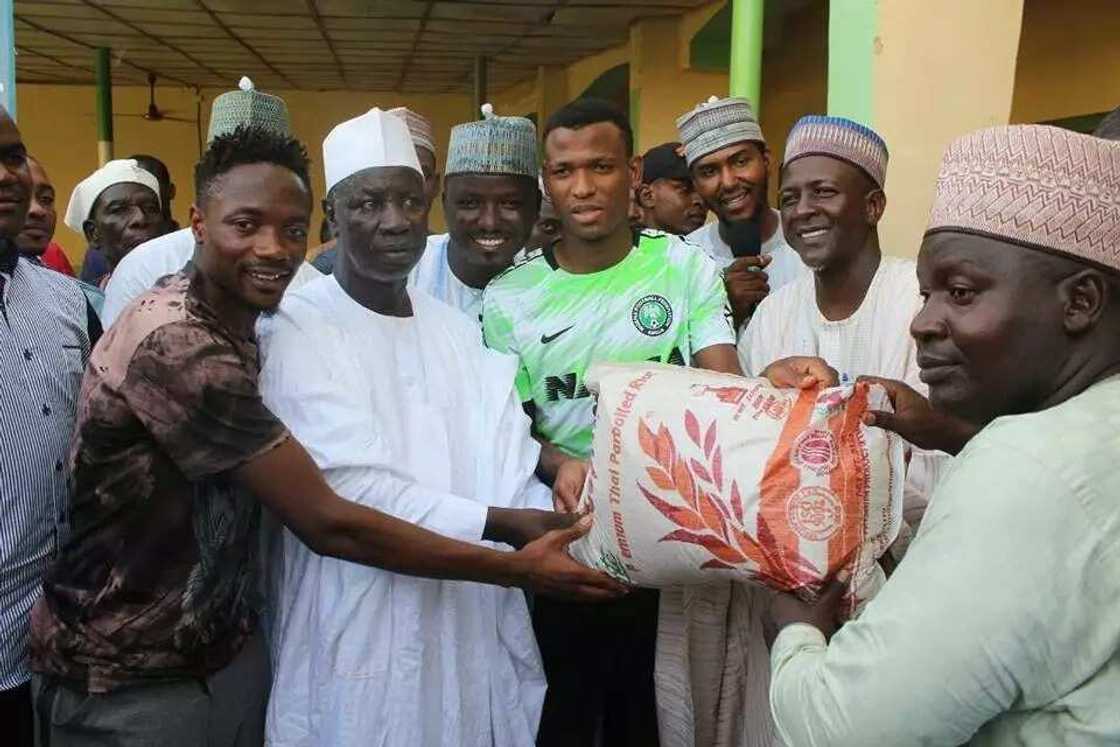 Yayan kirki: Ahmed Musa da Shehu Abdullahi sun baiwa marayu tallafin miliyan daya da buhu 100 na shinkafa