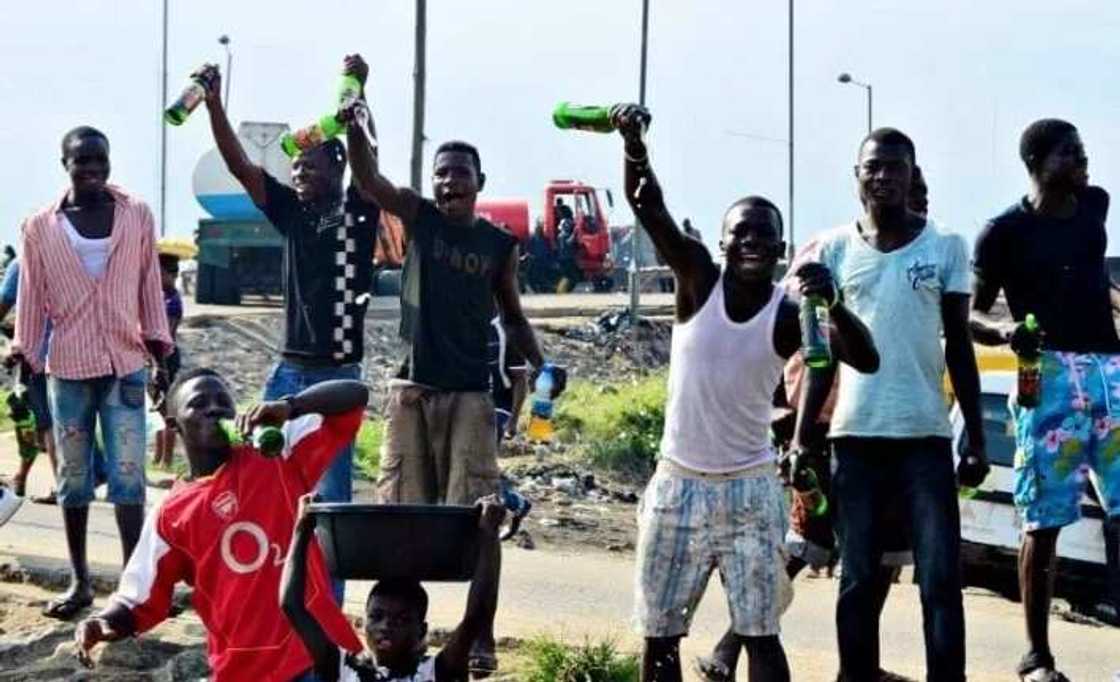 5 ridiculous styles Nigerian guys use to toast women 5 ridiculous styles Nigerian guys use to toast women