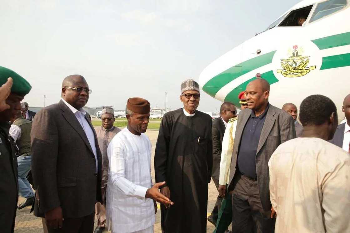 YANZU-YANZU: Baba Buhari ya dira da karfi (hotuna) YANZU-YANZU: Baba Buhari ya dira da karfi (hotuna)