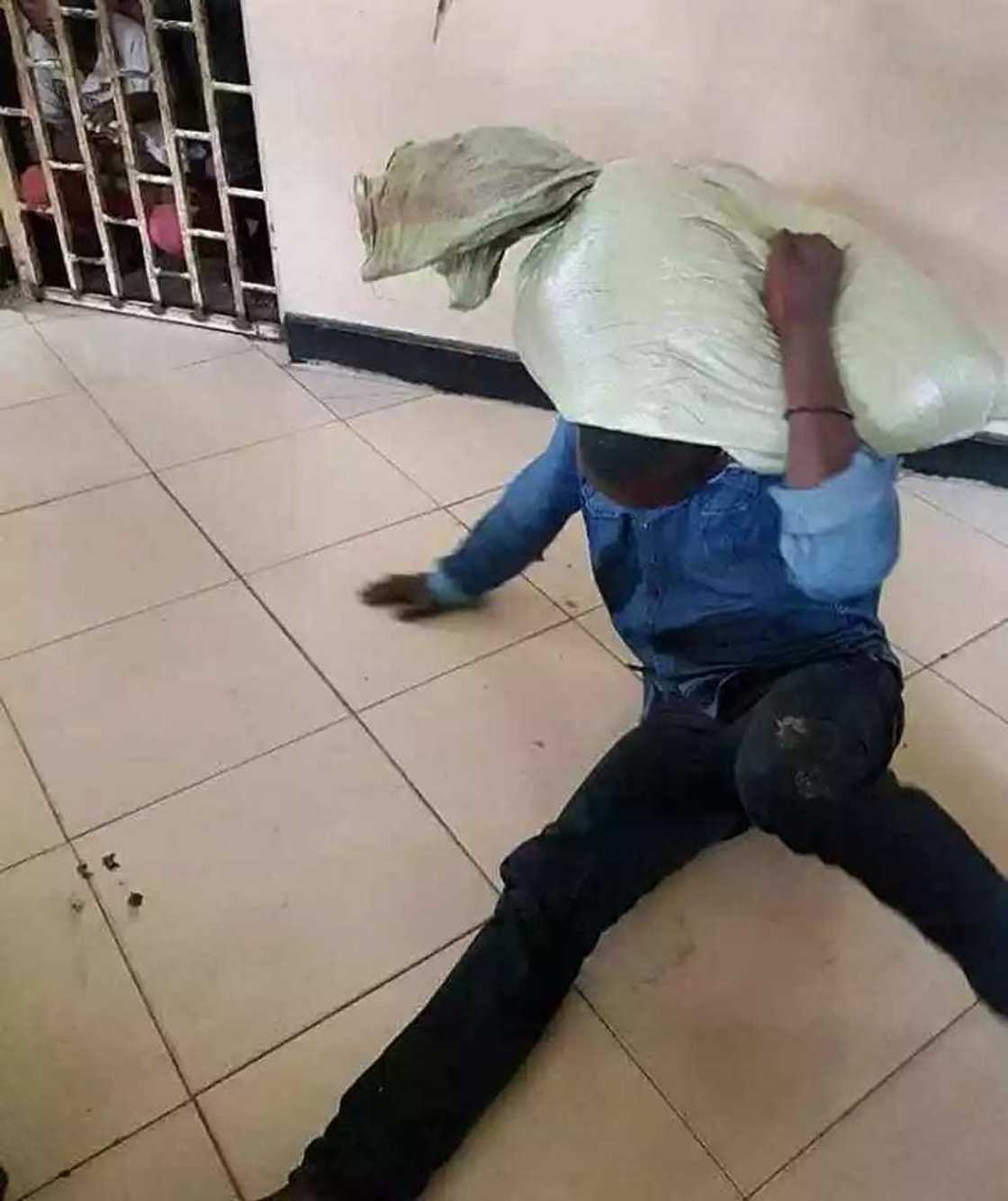 Thief surrenders to the police as stolen bags refuses to leave his head (photos, video) Thief surrenders to the police as stolen bags refuses to leave his head (photos, video)