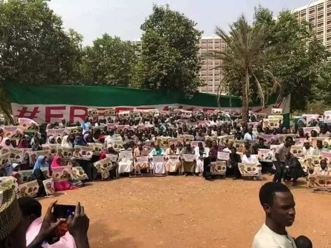 Mabiya Shi’a na ci gaba da zaman dirshan a Abuja don ganin an saki Zakzaky (hotuna) Mabiya Shi’a na ci gaba da zaman dirshan a Abuja don ganin an saki Zakzaky (hotuna)