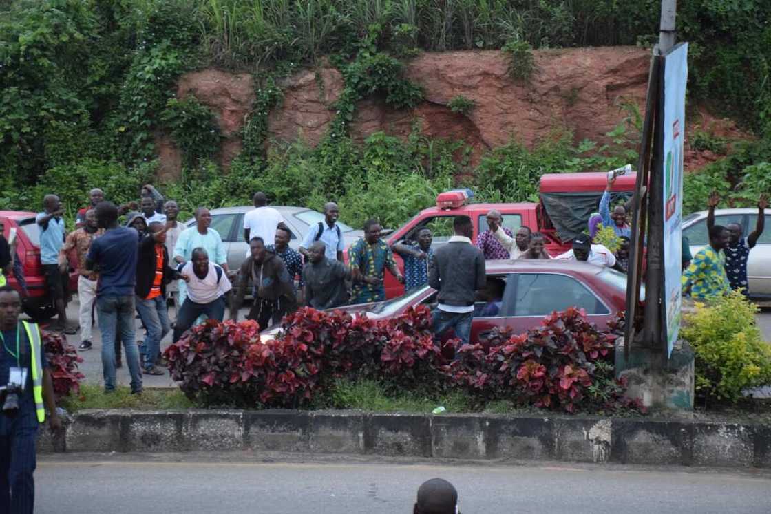 Hangen nasara: Magoya bayan PDP sun fara rera waka suna tikar rawar murna Hangen nasara: Magoya bayan PDP sun fara rera waka suna tikar rawar murna