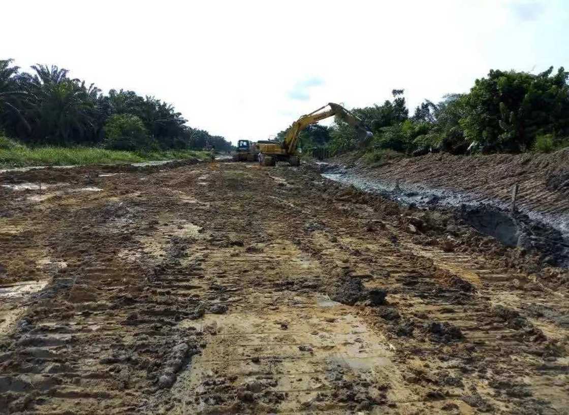 Da arziki a garin wasu: ‘Yan garinsu Atiku sun yi murna da titin da gwamnatin Buhari zata yi musu Da arziki a garin wasu: ‘Yan garinsu Atiku sun yi murna da titin da gwamnatin Buhari zata yi musu