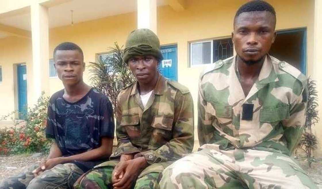 'Yan sanda sun cafke wasu Mutane 3 masu garkuwa da Mutane sanye da Kakin Sojin Kasa a Jihar Osun 'Yan sanda sun cafke wasu Mutane 3 masu garkuwa da Mutane sanye da Kakin Sojin Kasa a Jihar Osun