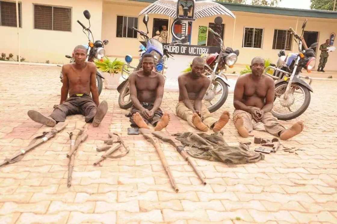 Dakarun Soji sun samu gagarumar nasara a wasu karanbatta da suka sha da yan bindiga a Benuwe Dakarun Soji sun samu gagarumar nasara a wasu karanbatta da suka sha da yan bindiga a Benuwe