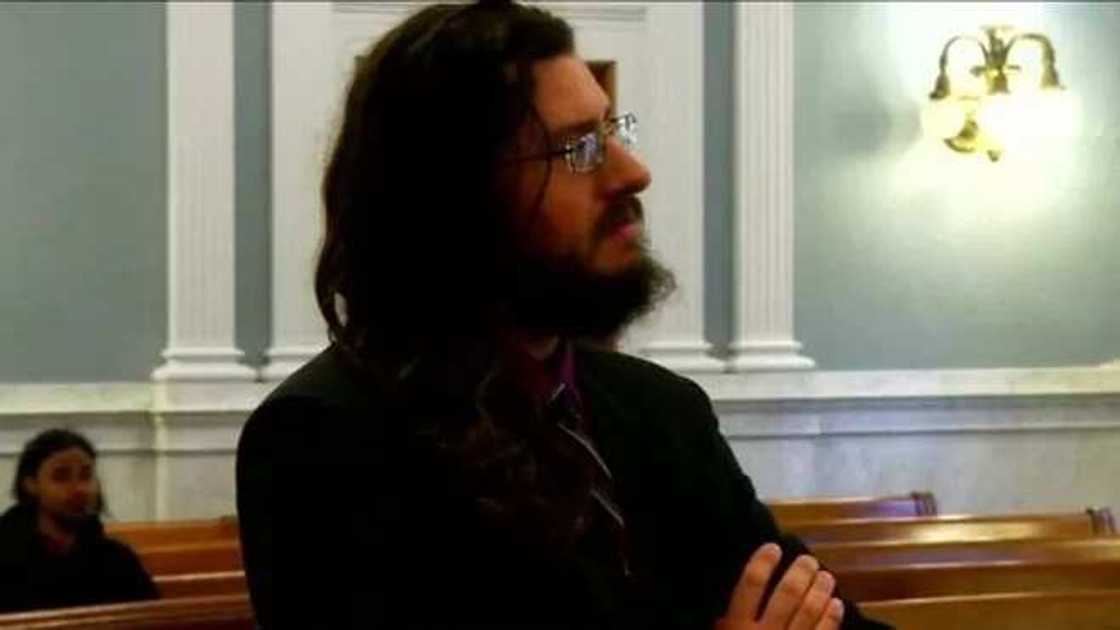 Wani gardi da ya ki barin gidan iyayensa zai bayyana gaban alkali bayan iyayen sun kai qara Wani gardi da ya ki barin gidan iyayensa zai bayyana gaban alkali bayan iyayen sun kai qara