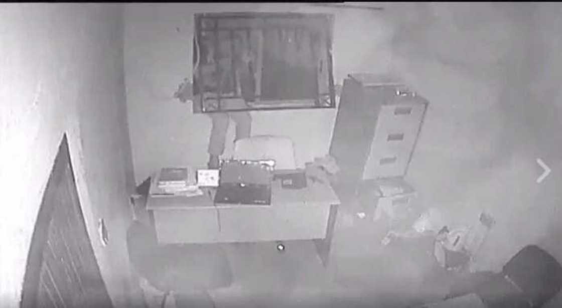 Robbers raid shop in abuja Robbers raid shop in abuja