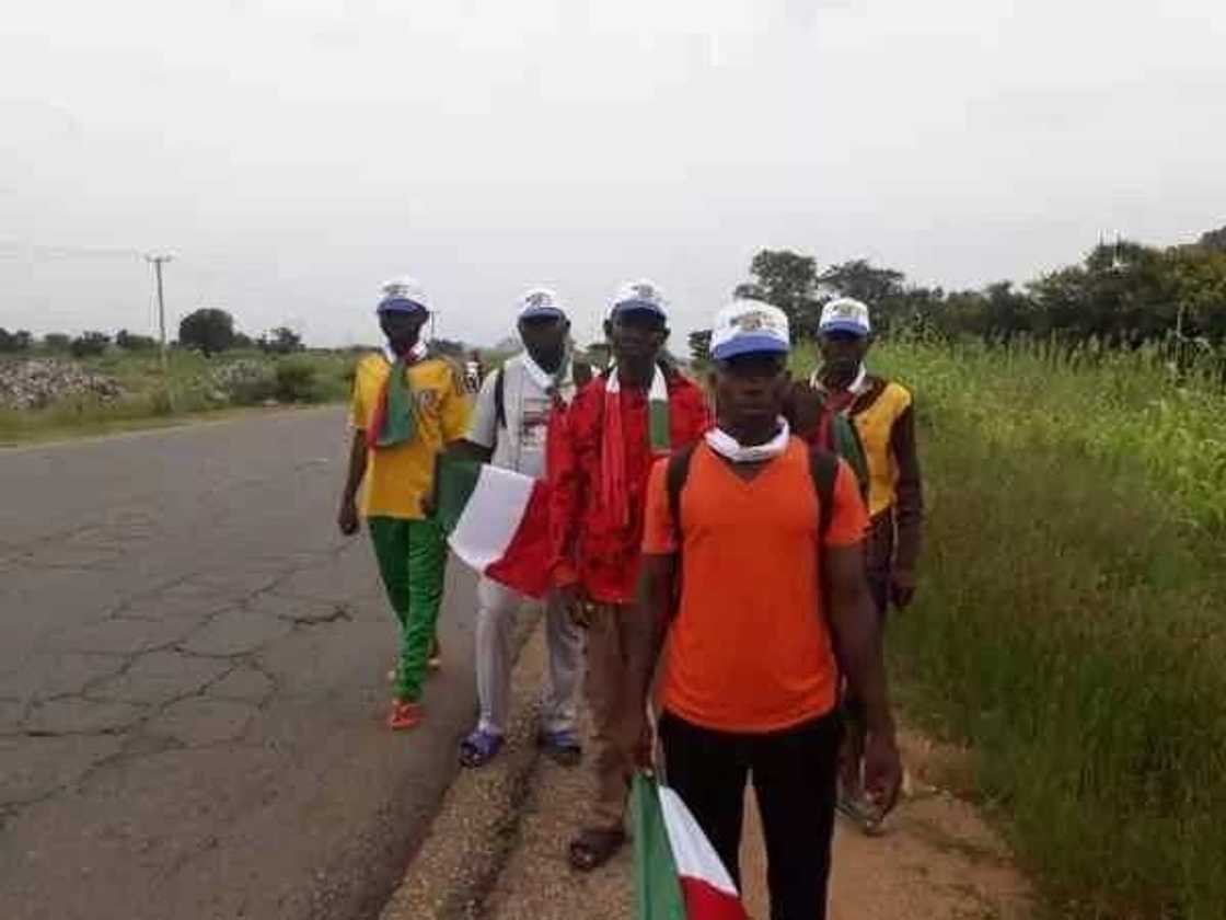 Shan koko kwanciyar rai: Matasa uku sun kama hanyar Adamawa a kasa don soyayyar Atiku Shan koko kwanciyar rai: Matasa uku sun kama hanyar Adamawa a kasa don soyayyar Atiku