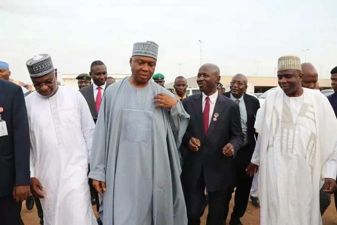 Ibrahim Magu ya gana da Shugaban Majalisa Saraki a sabon ofishin EFCC Ibrahim Magu ya gana da Shugaban Majalisa Saraki a sabon ofishin EFCC