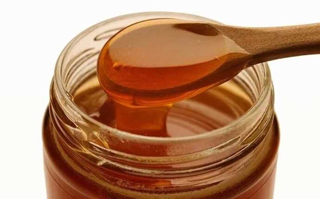 Lafiya uwar jiki: Anfanin ruwan zuma 10 a jikin dan adam da baku sani ba Lafiya uwar jiki: Anfanin ruwan zuma 10 a jikin dan adam da baku sani ba