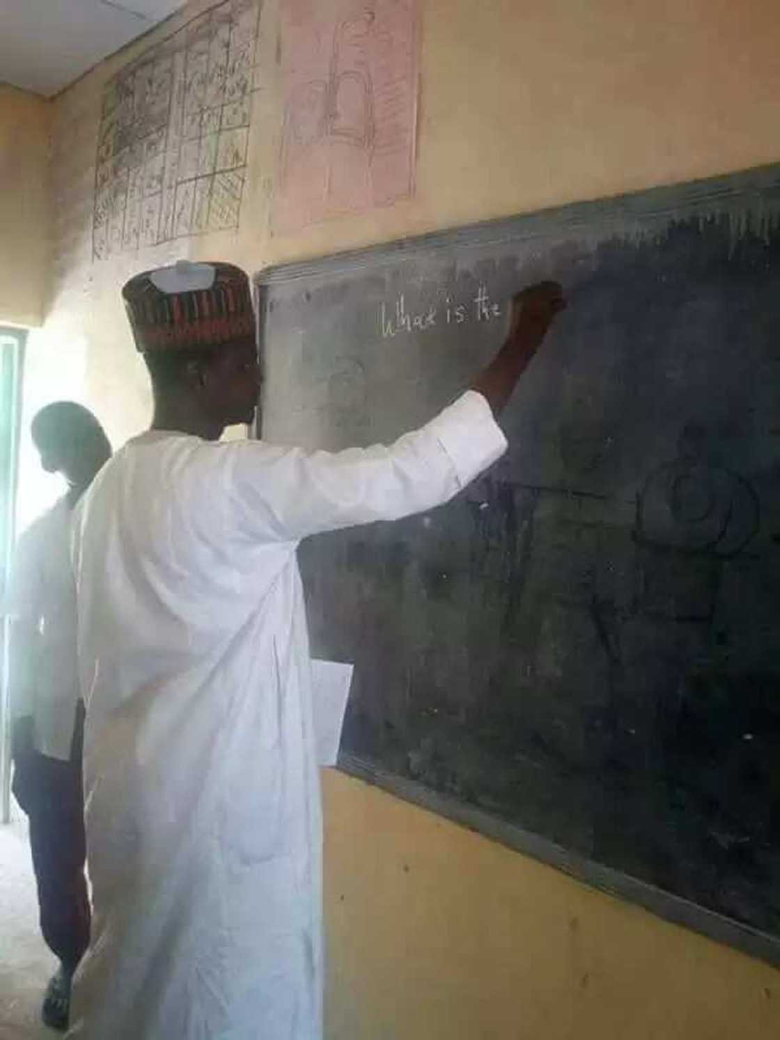 Basabamba: Wani Dan majalisa ya koma makaranta don koyar da dalibai Kurame (Hotuna) Basabamba: Wani Dan majalisa ya koma makaranta don koyar da dalibai Kurame (Hotuna)