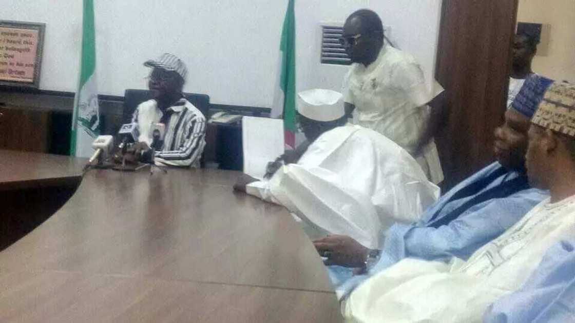 Rikicin jihar Benuwe: Attahiru Bafarawa ya kai ziyarar jaje, ya raba ma yan gudun hijira naira miliyan 10 Rikicin jihar Benuwe: Attahiru Bafarawa ya kai ziyarar jaje, ya raba ma yan gudun hijira naira miliyan 10