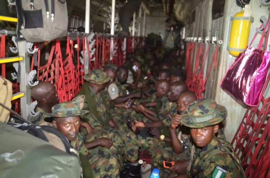 Dakarun sojojin Najeriya sun tafi Gambia domin marawa kudirin ECOWAS baya (hotuna) Dakarun sojojin Najeriya sun tafi Gambia domin marawa kudirin ECOWAS baya (hotuna)