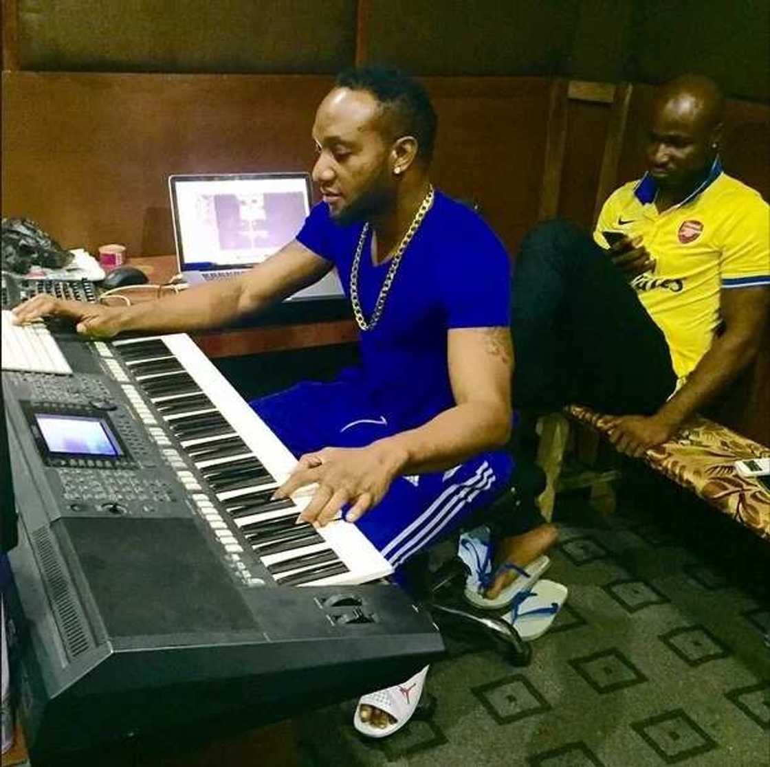 Nigerians Blast Harrysong For Doing This... Nigerians Blast Harrysong For Doing This...