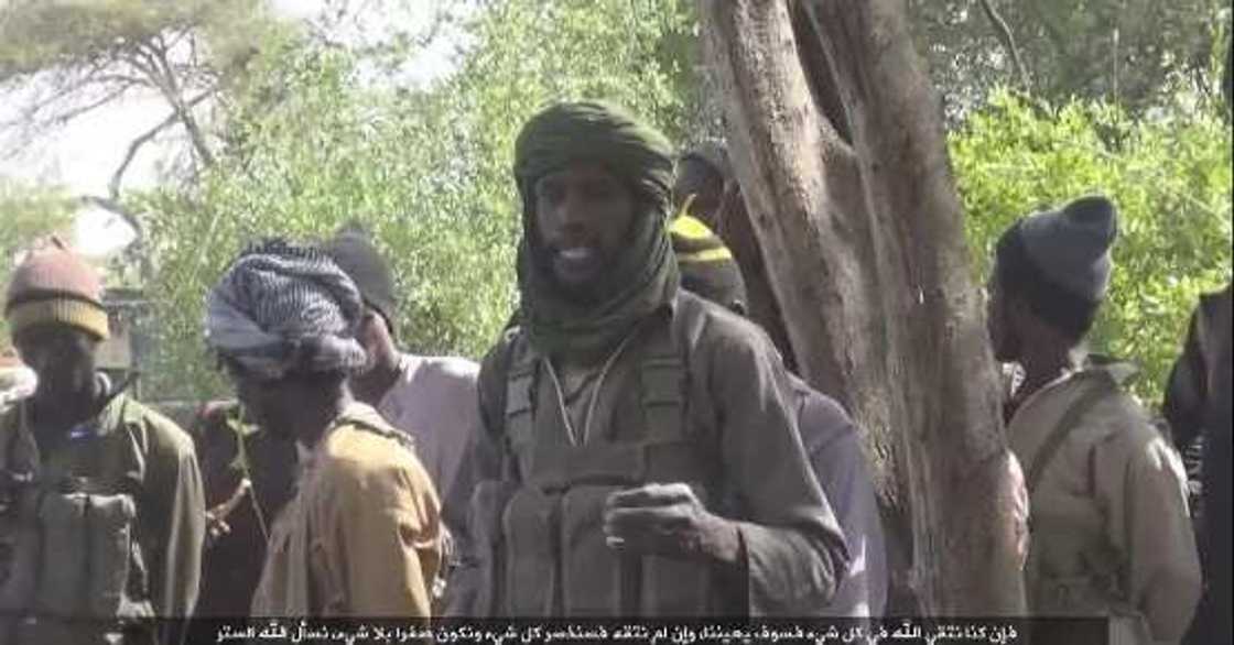 Kalli yadda Boko Haram ke rayuwa a cikin dajin Sambisa (Bidiyo) Kalli yadda Boko Haram ke rayuwa a cikin dajin Sambisa (Bidiyo)