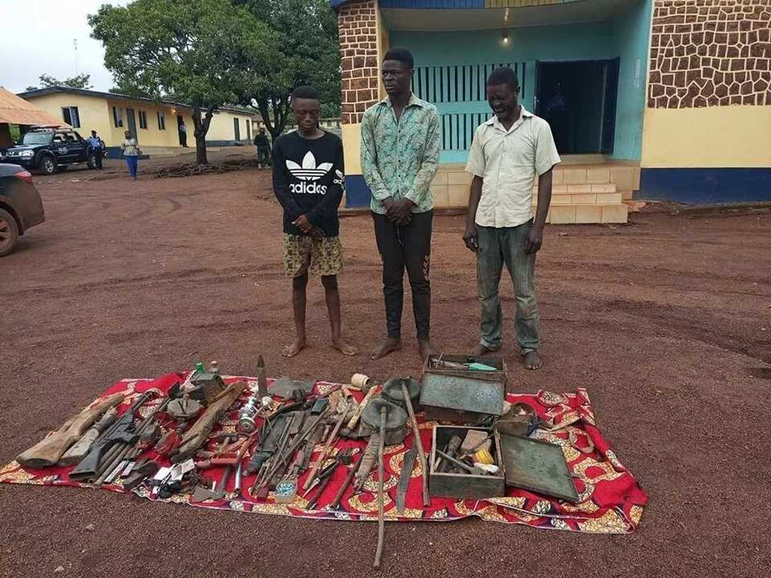 Yansanda sun bankado wasu tarin makamai a wata kamfanin kera makamai dake Benuwe Yansanda sun bankado wasu tarin makamai a wata kamfanin kera makamai dake Benuwe