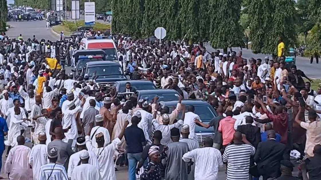 Buhari a Bauchi: Mai daga hoton Buhari dan wahala ne - Inji wasu 'yan Najeriya Buhari a Bauchi: Mai daga hoton Buhari dan wahala ne - Inji wasu 'yan Najeriya