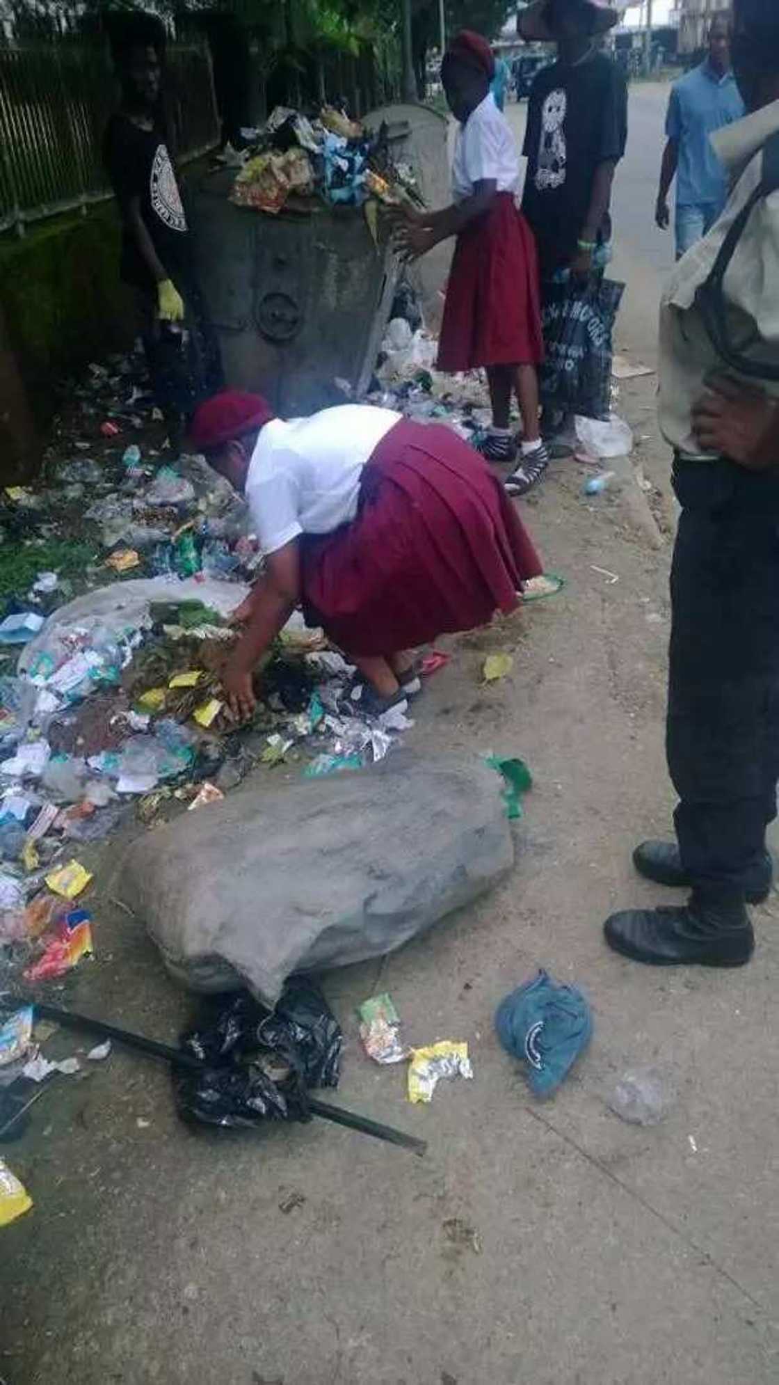 Female students allegedly forced to pack refuse with bare hands in Calabar Female students allegedly forced to pack refuse with bare hands in Calabar