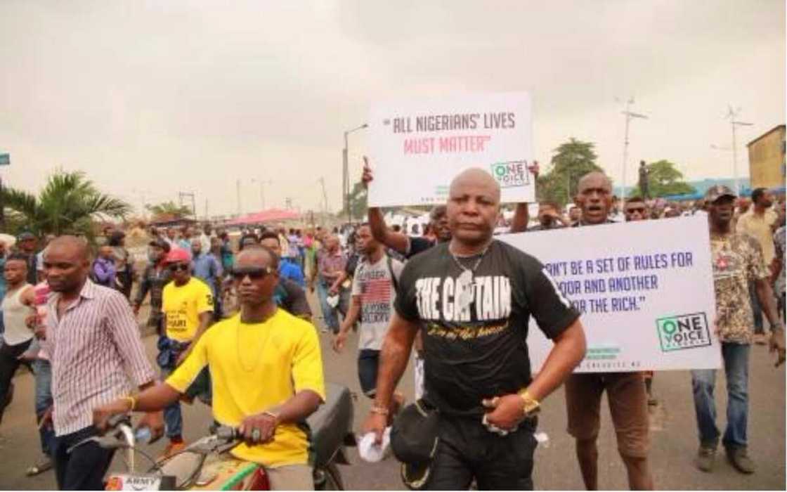BREAKING: OurMumuDonDo protesters storm EFCC, ask Buhari to repatriate Diezani (photo) BREAKING: OurMumuDonDo protesters storm EFCC, ask Buhari to repatriate Diezani (photo)