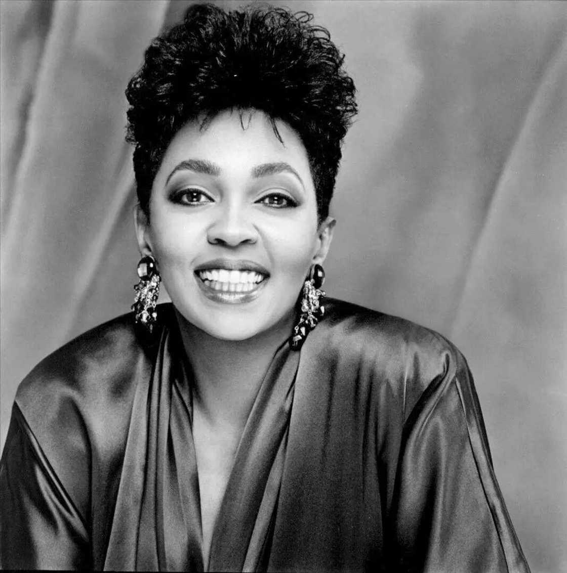 5 Anita Baker hairstyles