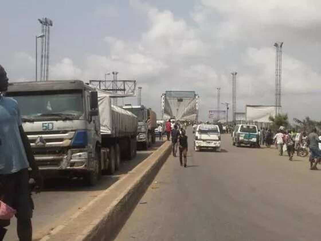 Pro-Biafra Supporters Lock Down Onitsha (Photos) Pro-Biafra Supporters Lock Down Onitsha (Photos)