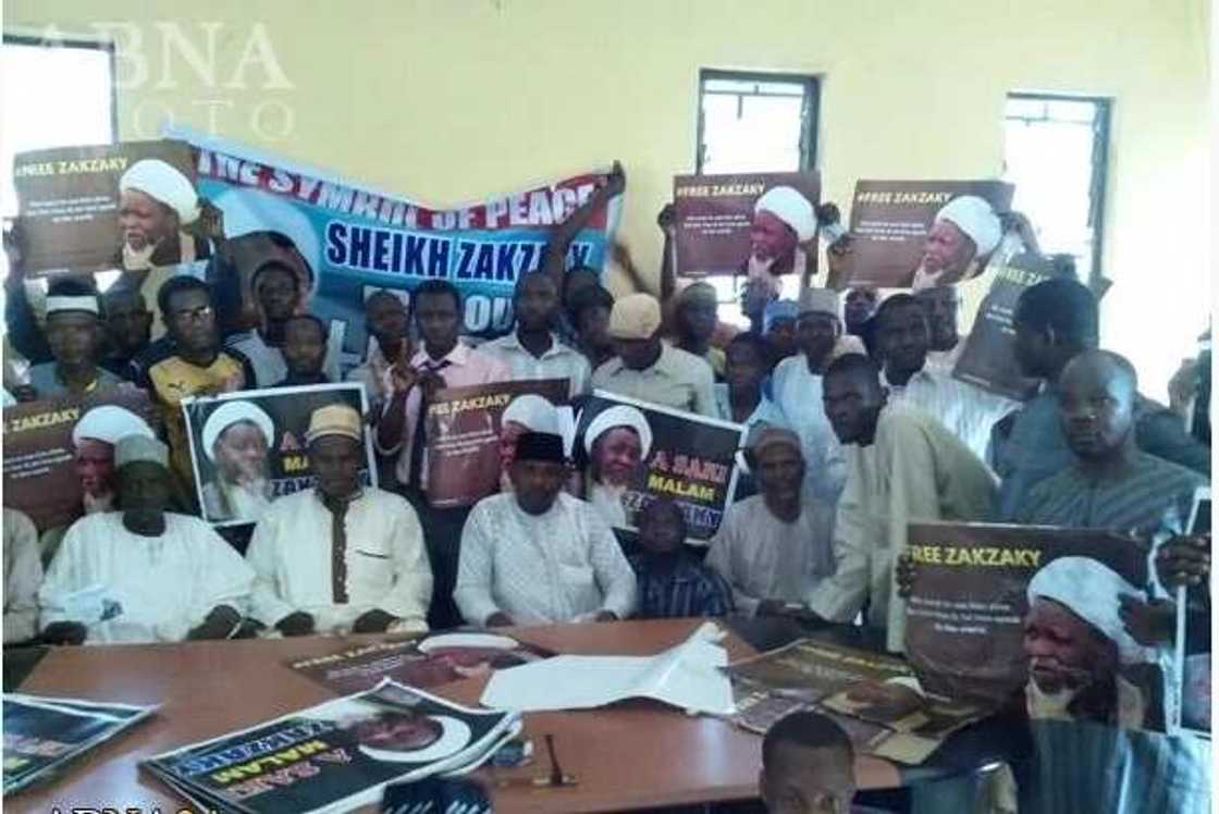 Mabiya Zakzaky sunyi magana akan shugaban su. Mabiya Zakzaky sunyi magana akan shugaban su.