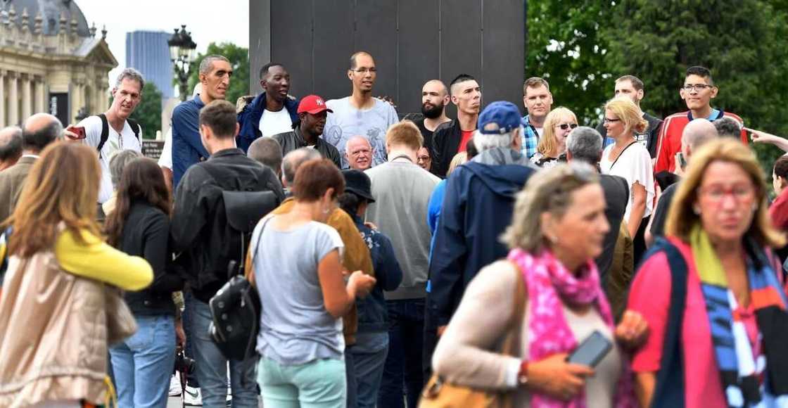 Dogo ba lamba: Mutanen da suka fi tsawo a Duniya su 12 sun shirya taro a kasar Faransa Dogo ba lamba: Mutanen da suka fi tsawo a Duniya su 12 sun shirya taro a kasar Faransa