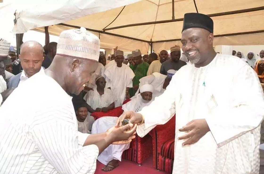 Dan majalisar wakilai Honarabul Sani Danlami ya tallafa wa mutane 700 daga mazabarsa Katsina ta tsakiya (Hotuna) Dan majalisar wakilai Honarabul Sani Danlami ya tallafa wa mutane 700 daga mazabarsa Katsina ta tsakiya (Hotuna)