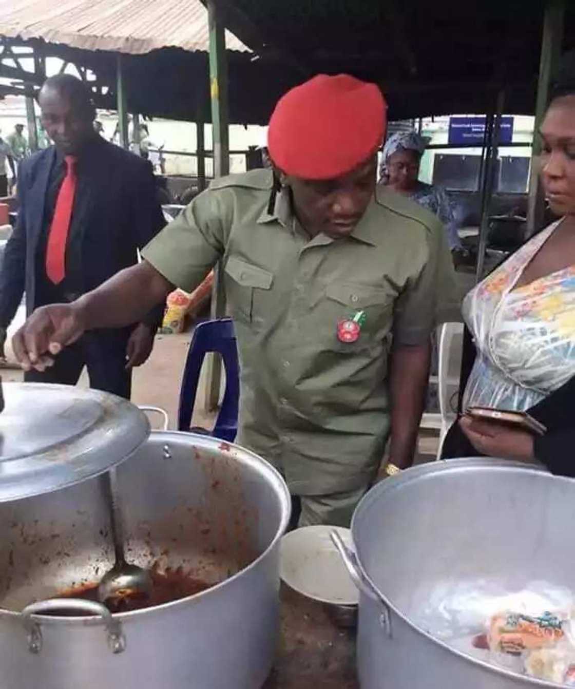 Kalli yadda Minista Dalung yayi ma burodi da wake cin yunwa (HOTUNA) Kalli yadda Minista Dalung yayi ma burodi da wake cin yunwa (HOTUNA)