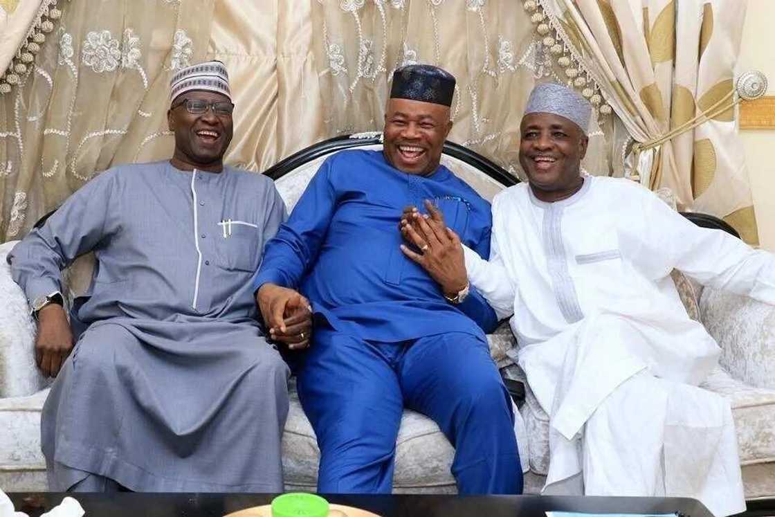 Babban sakataren tarayya, Boss Mustapha tare da Akpabio sun ziyarci Aliyu Wamakko a gidansa dake Abuja (hotuna) Babban sakataren tarayya, Boss Mustapha tare da Akpabio sun ziyarci Aliyu Wamakko a gidansa dake Abuja (hotuna)