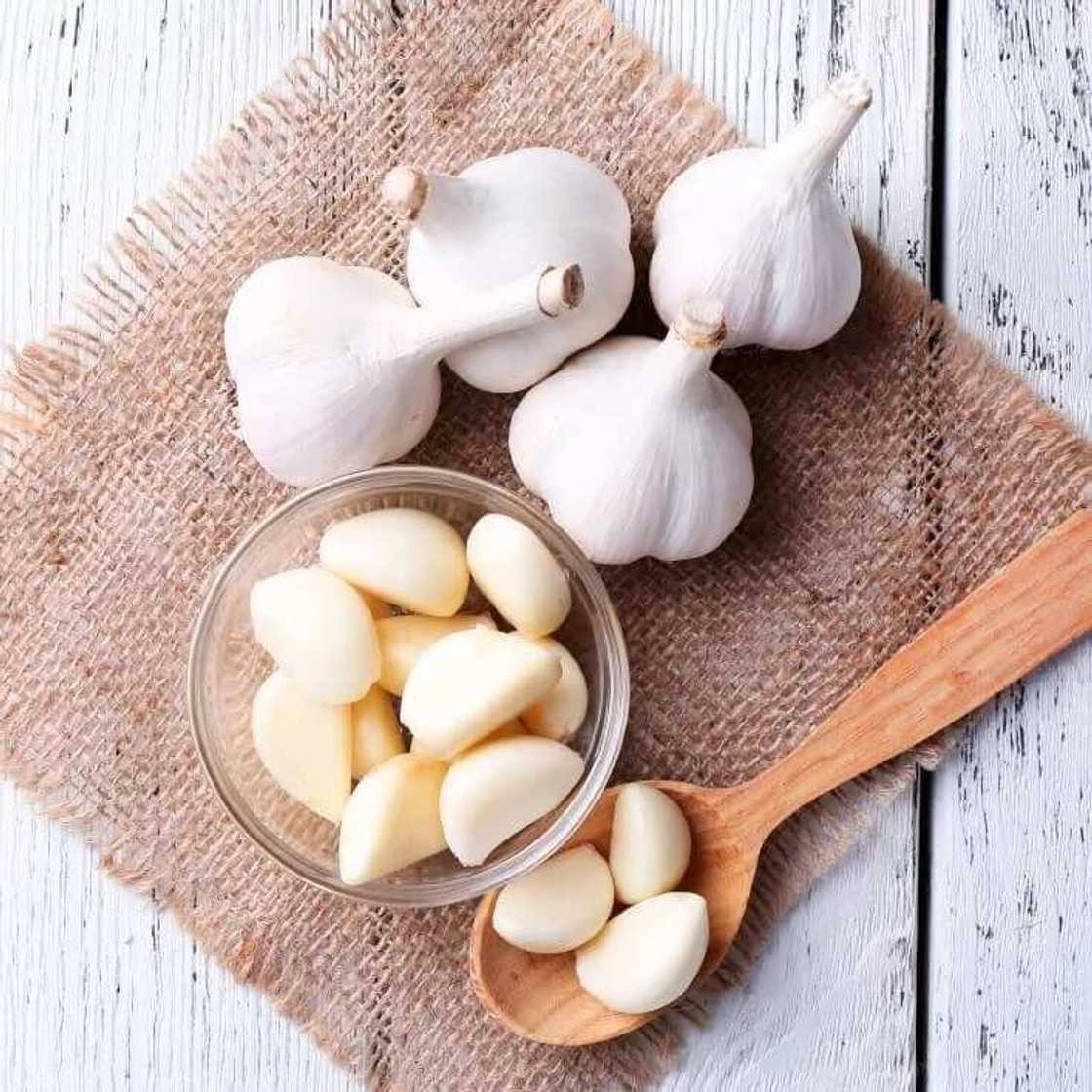 raw garlic raw garlic