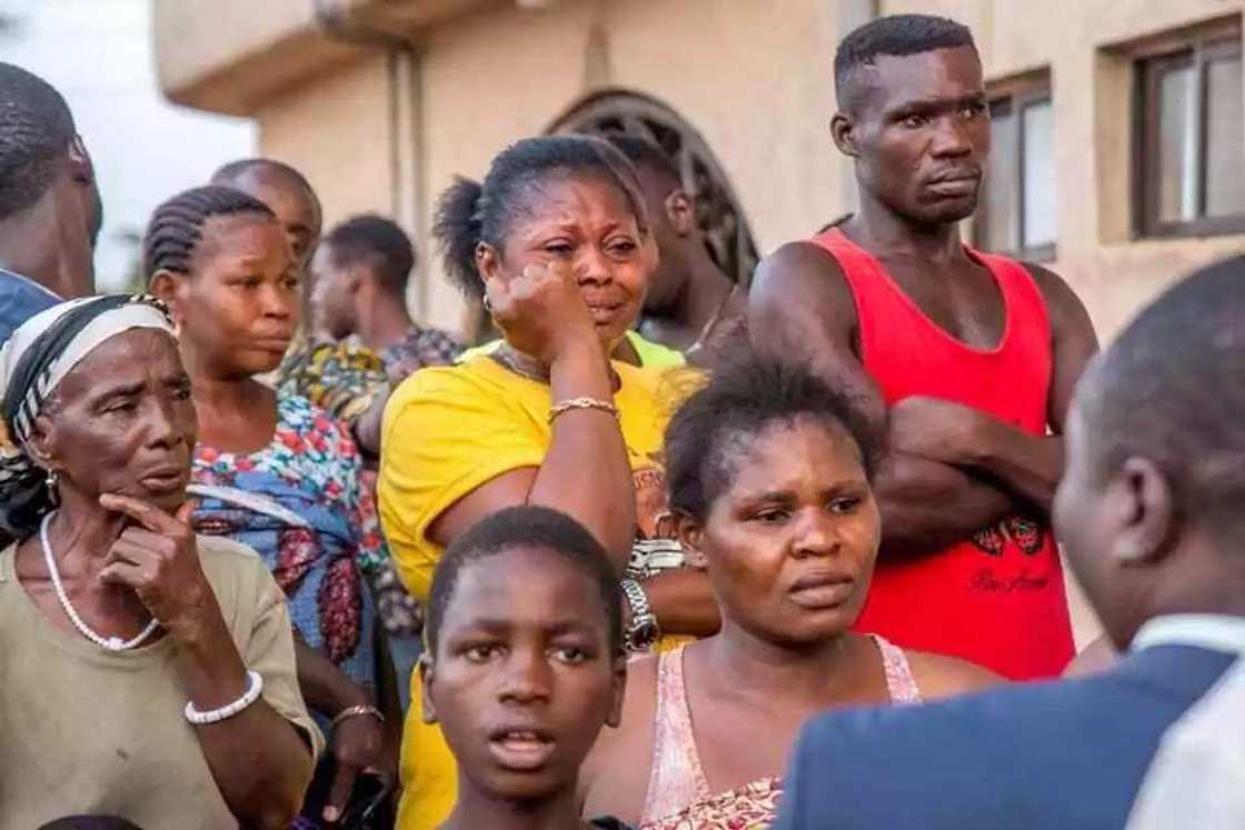 Hotunan ta'aziyyar Gwamna Obaseki ga iyalan direban da 'dan sanda ya kashe a Edo Hotunan ta'aziyyar Gwamna Obaseki ga iyalan direban da 'dan sanda ya kashe a Edo