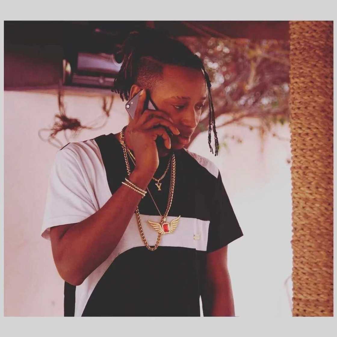 How rapper Yung 6ix lost his 21 karat gold chain while performing in Jos