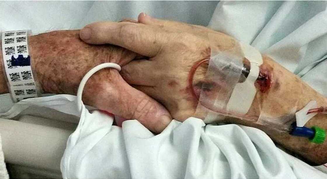American couple die holding hands in hospital American couple die holding hands in hospital