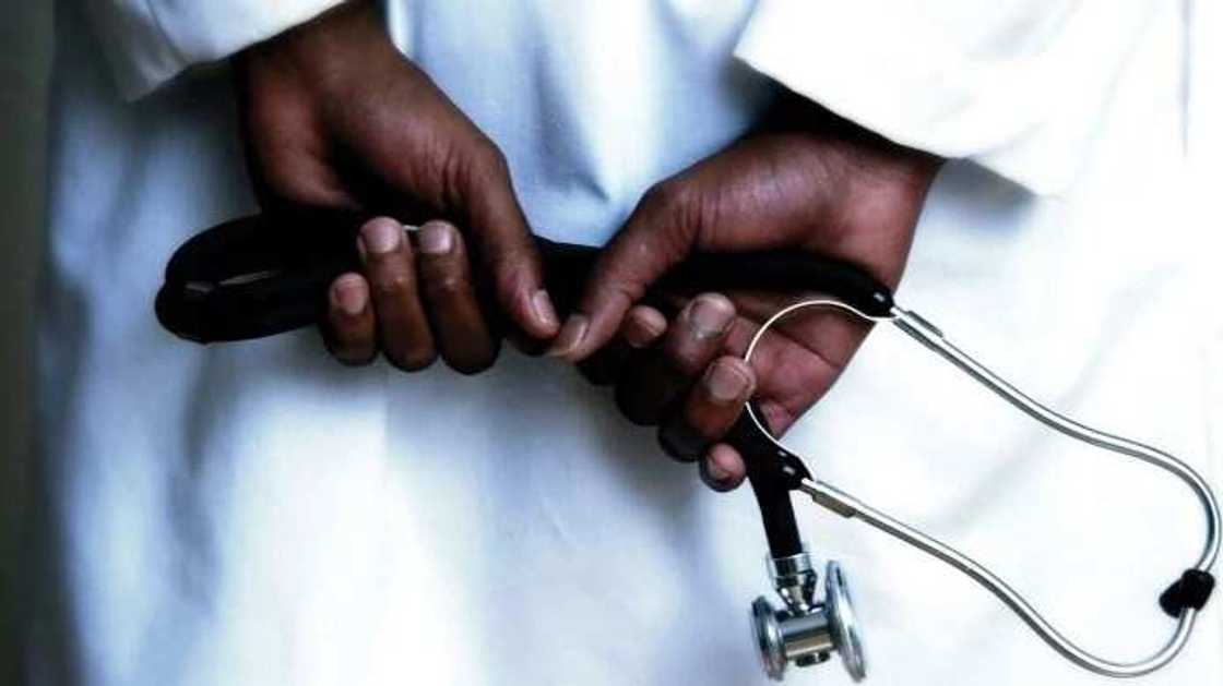 Dubun Malam Salisu maigadin asibiti dake duba marasa lafiya a asibiti har ya yi masu allura ta cika Dubun Malam Salisu maigadin asibiti dake duba marasa lafiya a asibiti har ya yi masu allura ta cika