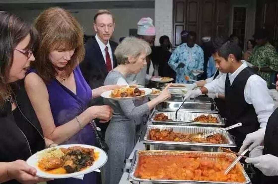 A yayin da farin fata ya fada soyayya da yar Najeriya (Hoto) A yayin da farin fata ya fada soyayya da yar Najeriya (Hoto)